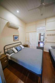 6 Bedroom + 2 Bath Apartment // Cairns Central - Cairns - 3