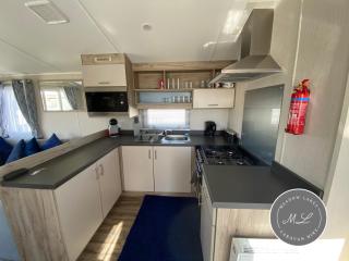 Palm Grove 133 - pet friendly, WiFi close to beach and clubhouse - Golden Palm Resort - Meadow Lakes Caravan & Lodge Hire - Chapel Saint Leonards - 7