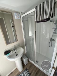Palm Grove 133 - pet friendly, WiFi close to beach and clubhouse - Golden Palm Resort - Meadow Lakes Caravan & Lodge Hire - Chapel Saint Leonards - 2