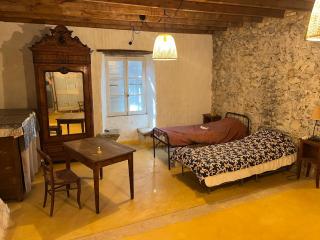 Logement atypique tout en pierre - La Coucourde - 1