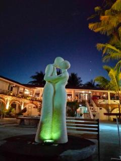 Sunbloom Beachfront Hotel and Restaurant Zambales - Sinabacan - 0