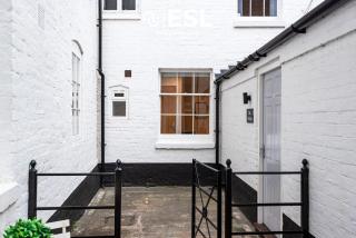 Super Central - Quiet - 2 Bedroom Cottage - 1