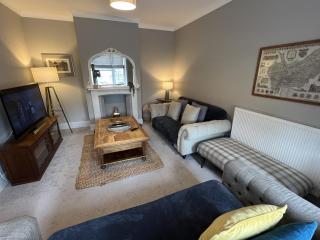 Luxurious Victorian villa with parking sleeps six - 8