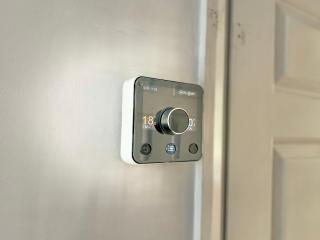 Stylish 3 Bed Chigwell Home with Free Parking - 4