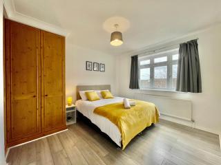 Stylish 3 Bed Chigwell Home with Free Parking - Chigwell - 7