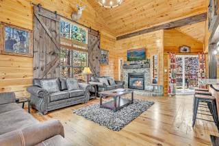 Enchanted Memories, Hot Tub, FREE Attraction tickets, Theater Room, WIFI!!! - Pigeon Forge - 3