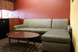HomeTown Inn & Suites - 3