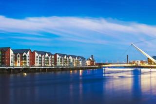 Luxury Riverfront Apartment - Newport - 0