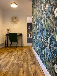 Luxury Riverfront Apartment - Newport - 6