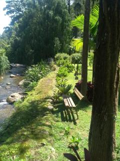 Bangalo a beira do rio em plena natureza - 6