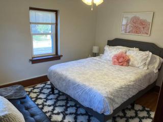 The Parsonage of Marshall-4BR 2BA Entire House - 7