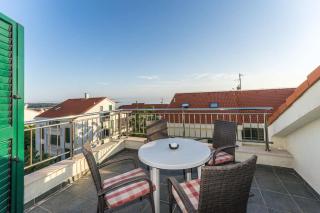 Lucian, sea view ap. for 4 - 8