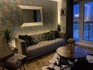 Luxury Riverfront Apartment - Newport - 8