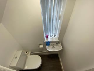 Modern 3- Bed Holiday Home - Private Parking Sleeps 10- 2 Min M62 - 1