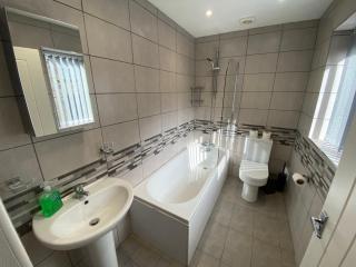 Modern 3- Bed Holiday Home - Private Parking Sleeps 10- 2 Min M62 - 3