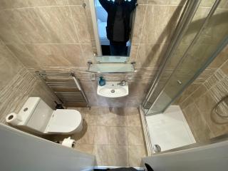 Modern 3- Bed Holiday Home - Private Parking Sleeps 10- 2 Min M62 - 2