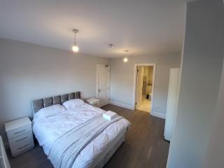 High Spec Large 6 Bedroom House! - Kingston upon Thames - 2