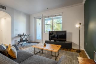 Hollywood 2BR w Gym Pool Spa nr Sunset Blvd LAX-202 - Los Ángeles - 8