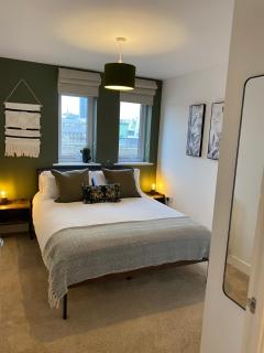 Luxury Riverfront Apartment - Newport - 2