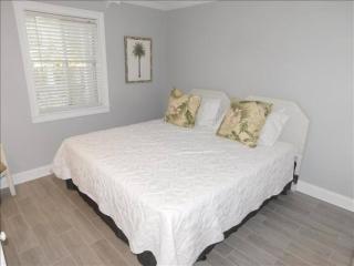 E11 Peaceful bedroom two bath Ground Level New Shower and Floors Come make some family memories - 1