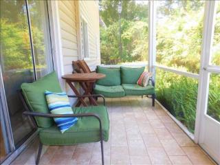 J15 lovely village area condo sleeps 6 comfy very nicely furnished screened in porch - Mallory Park - 9