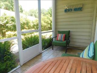 J15 lovely village area condo sleeps 6 comfy very nicely furnished screened in porch - Mallory Park - 8