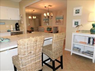 J15 lovely village area condo sleeps 6 comfy very nicely furnished screened in porch - Mallory Park - 6