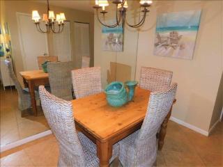 J15 lovely village area condo sleeps 6 comfy very nicely furnished screened in porch - Mallory Park - 5
