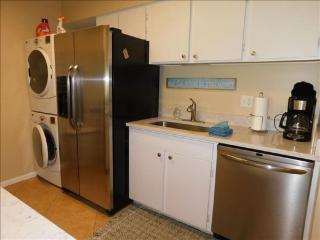 J15 lovely village area condo sleeps 6 comfy very nicely furnished screened in porch - Mallory Park - 4