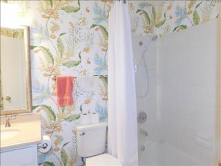 J15 lovely village area condo sleeps 6 comfy very nicely furnished screened in porch - Mallory Park - 1