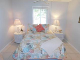 H5 close to the front pool and clubhouse downstairs by lake - Mallory Park - 3