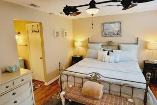 Harbour Oaks Professionally decorated downstairs really nice 3 bedroom - Demere Park - 0
