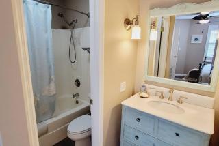 Harbour Oaks Professionally decorated downstairs really nice 3 bedroom - Demere Park - 4