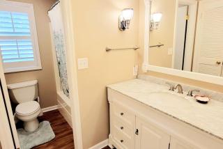 Harbour Oaks Professionally decorated downstairs really nice 3 bedroom - Demere Park - 2