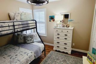 Harbour Oaks Professionally decorated downstairs really nice 3 bedroom - Demere Park - 1