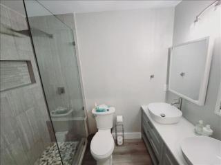 J7 completely renovated, 2 pools, pickleball, fishing, fitness center,easy walk to pier - Mallory Park - 0