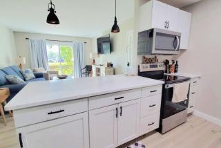 J7 completely renovated, 2 pools, pickleball, fishing, fitness center,easy walk to pier - Mallory Park - 9