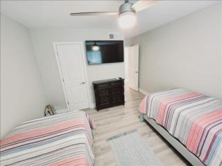J7 completely renovated, 2 pools, pickleball, fishing, fitness center,easy walk to pier - Mallory Park - 5