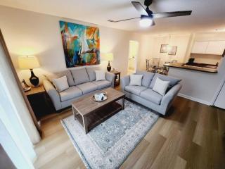 P6 Fresh paint new furniture King bed upstairs and ready for your stay - Mallory Park - 9