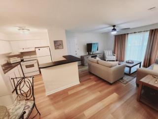 P6 Fresh paint new furniture King bed upstairs and ready for your stay - Mallory Park - 6