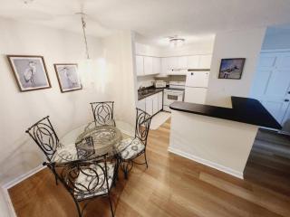 P6 Fresh paint new furniture King bed upstairs and ready for your stay - Mallory Park - 5