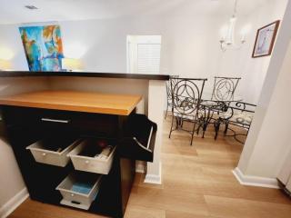 P6 Fresh paint new furniture King bed upstairs and ready for your stay - Mallory Park - 3