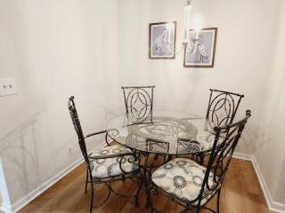 P6 Fresh paint new furniture King bed upstairs and ready for your stay - Mallory Park - 2
