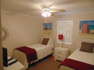 W2 Ocean Walk Resort upstairs 2 bed king and two twins next to back pool - Saint Simons Island - 8