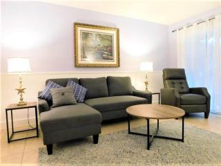 D7 screened porch welcoming and cozy Downstairs neat and ready for your arrival - Mallory Park - 2