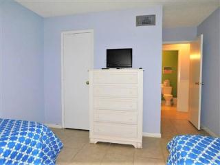 D7 screened porch welcoming and cozy Downstairs neat and ready for your arrival - Mallory Park - 1