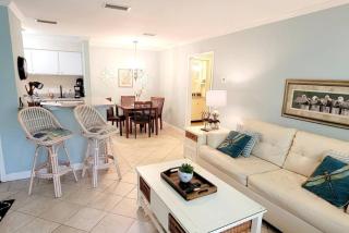 A3 tile floors pet friendly easy access downstairs faces nice grassy area Close to pool - Mallory Park - 9
