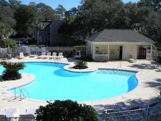 A3 tile floors pet friendly easy access downstairs faces nice grassy area Close to pool - Mallory Park - 4