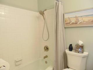 Q4 Professionally decorated upstairs beautiful soothing colors close to back pool - Saint Simons Island - 8