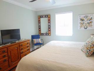 Q4 Professionally decorated upstairs beautiful soothing colors close to back pool - Saint Simons Island - 7